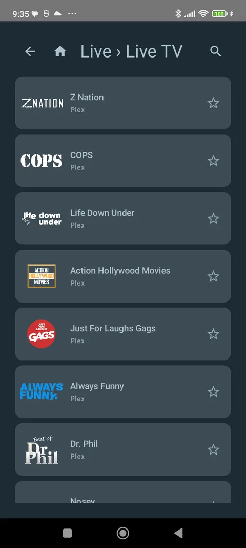 Liste des chaînes en direct dans l’app téléphone, étoile de favori sur chacune.